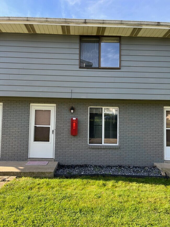 Monroe Manor - Monroe Manor Apartment Unit 14
