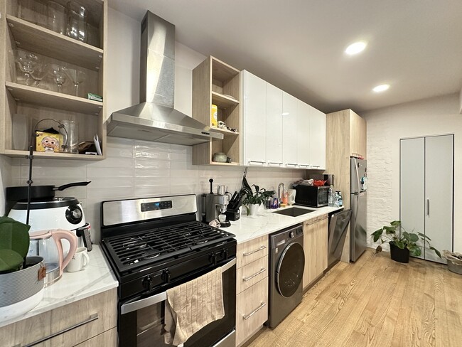 Building Photo - 2437 W Walton St Unit 2R