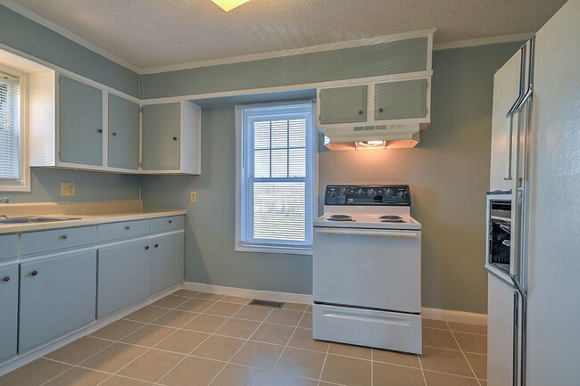 Photo - 1408 W College St