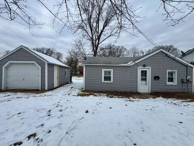 Building Photo - 2 bedroom, 1 bathroom single-family home in Streator