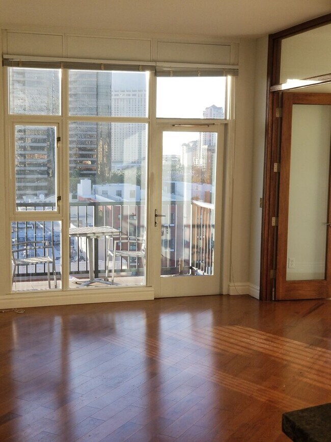 Photo - Downtown  1-Bed plus Loft 1bath 1 parking ... Unidad 1111