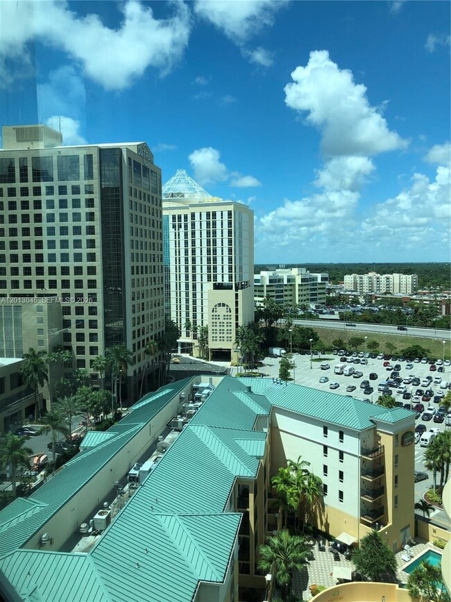 Building Photo - 9055 SW 73rd Ct Unit 1008