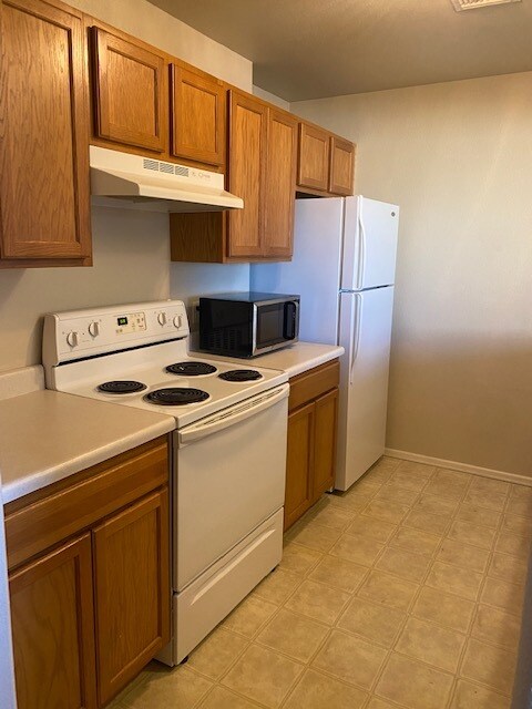 Kitchen - 835 E Cedar Ct Unit A