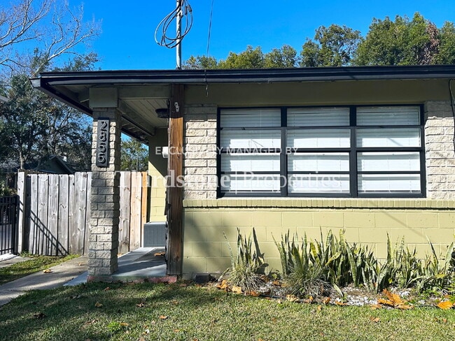 Building Photo - 2855 Lydia St