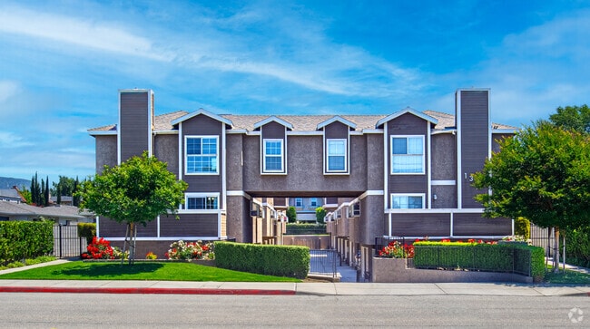Building Photo - 1300 S Mayflower Ave Rental