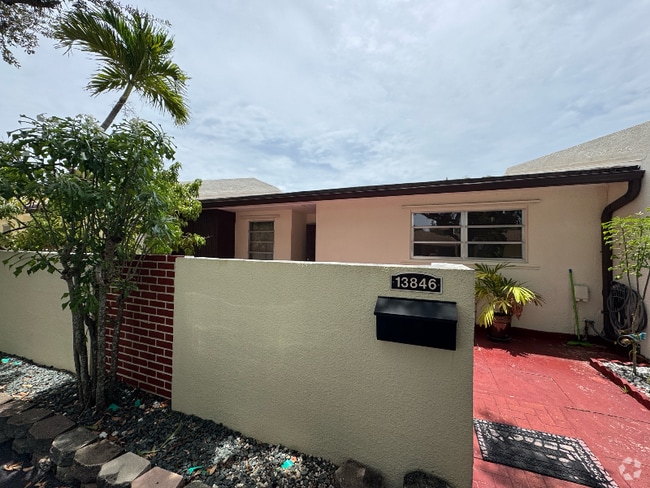 Building Photo - 13846 Kendale Lakes Dr Rental
