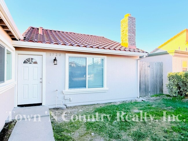 Building Photo - 1720 Cherokee Dr Unit Main House