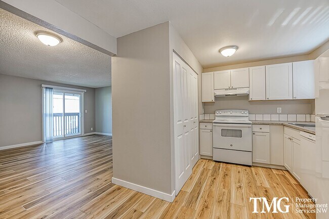 Bright Upper-Level 2 BD with Covered Deck - Bright Upper-Level 2 BD with Covered Deck Unit D