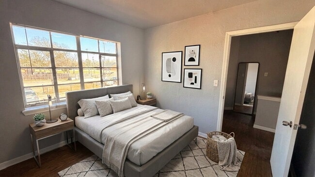 Photo - 2-Bedroom Townhome with Wood Floors Unidad Apt. 10