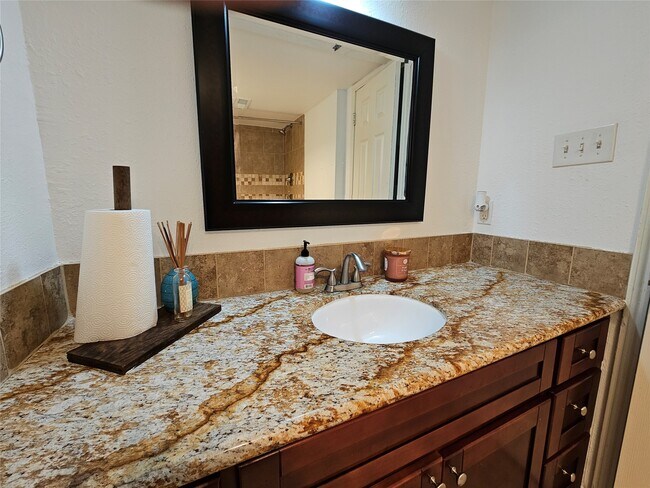 Photo - 1806 Saxony Ln