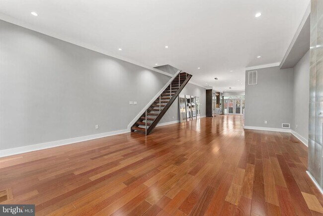 Photo - 2421 1st St NW
