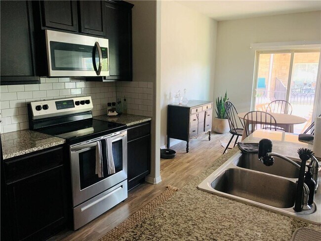 Photo - 516 E Slaughter Ln