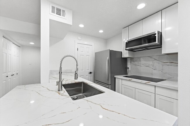 Photo - 17331 Red Oak Dr Unidad 14