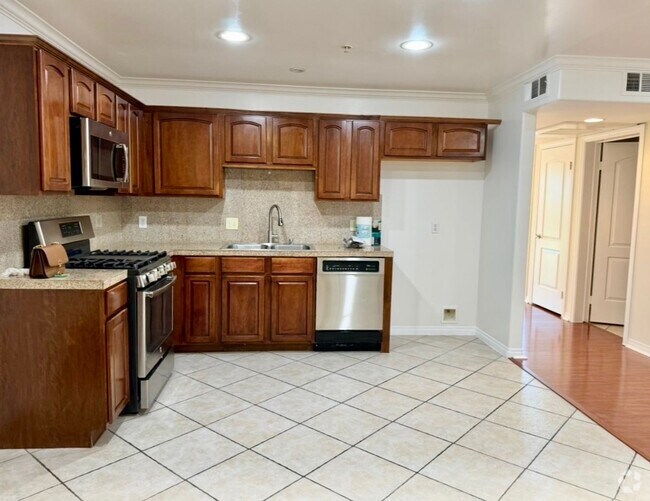 Building Photo - Spacious 2 bedroom condo in Van Nuys Unit 206