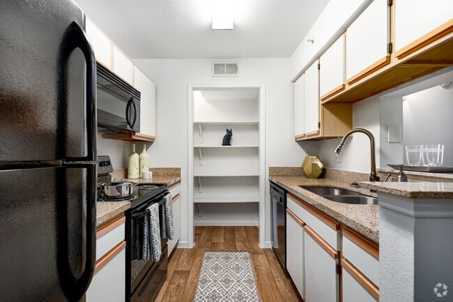 2BR, 1BA - 710SF