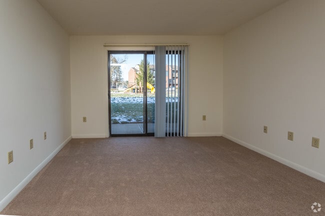 2BR, 1BA - The Cambridge 851 SF