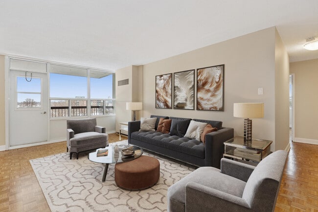 Photo - Richmond Park Square