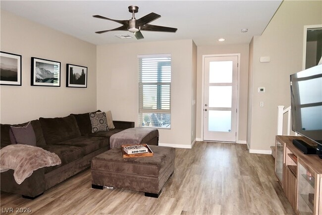 Photo - 572 Pear Lake St