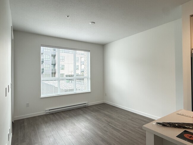 Building Photo - 15733-15785 85 Ave