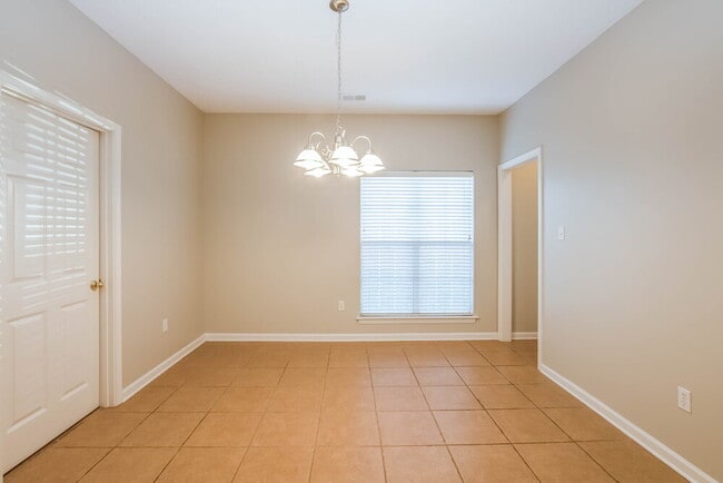 Photo - 1146 Warwick Pl