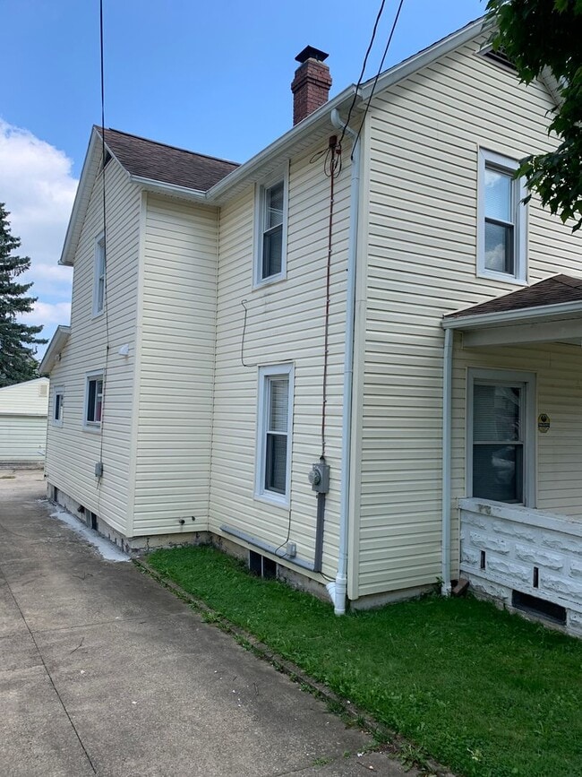 Photo - 3 bedrooms & 1 bath Colonial home