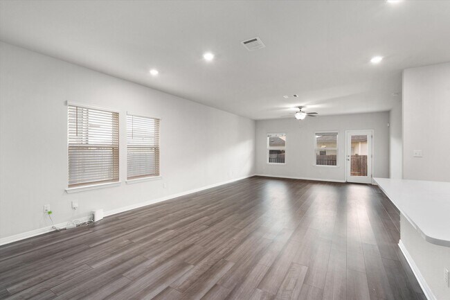 Photo - Huge 5-Bedroom Home for Lease in South Austin