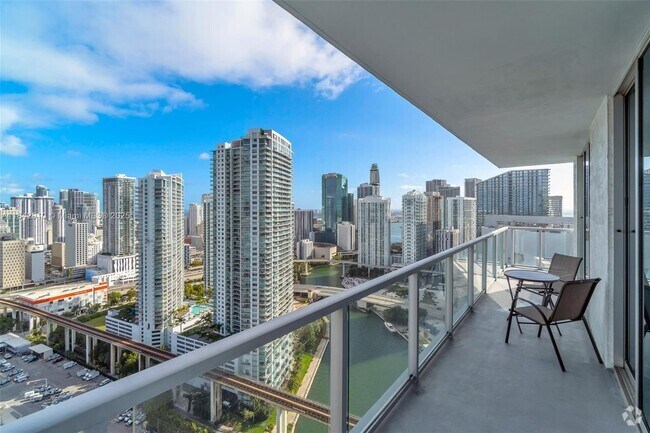 Building Photo - 185 SW 7th St Unit 3811 Rental
