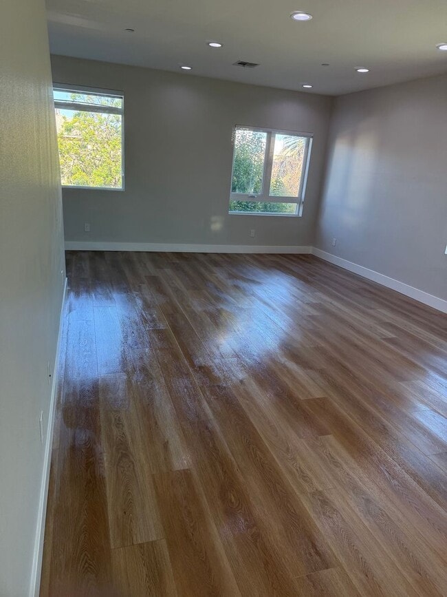 Photo - 1147-1149 1/2 Tamarind Ave Unit 1147