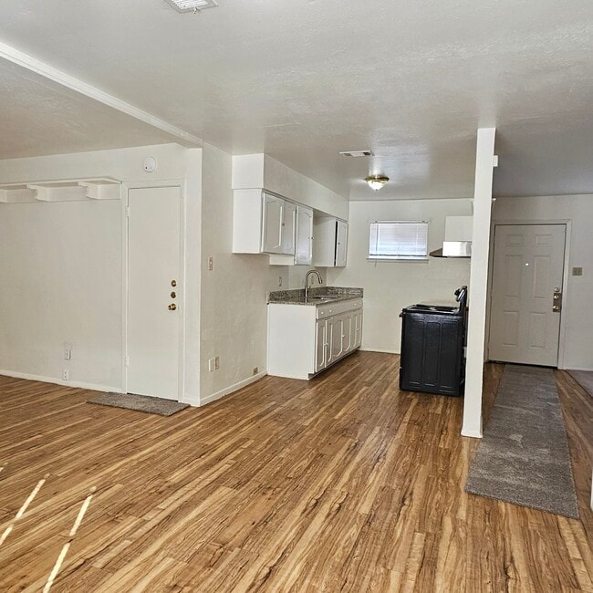 Photo - 534 Holly Ln