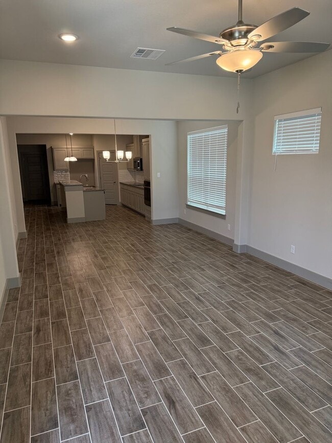Photo - 3/2/2 Open concept and conveniently located for commuters