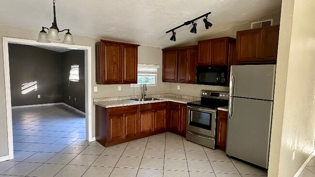 Photo - 1218 Sultana St