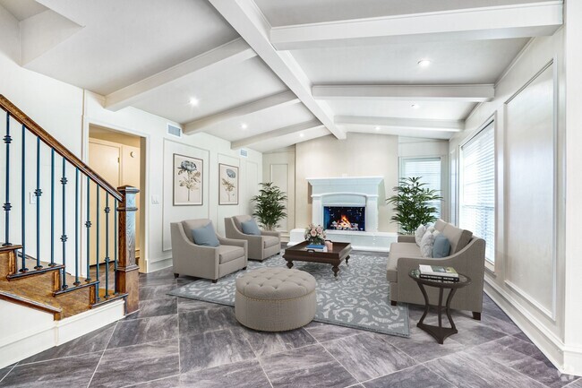 Building Photo - Charming Custom Duplex in Prestigious Pres... Rental