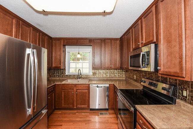 Photo - 2121 Ravenwood Dr