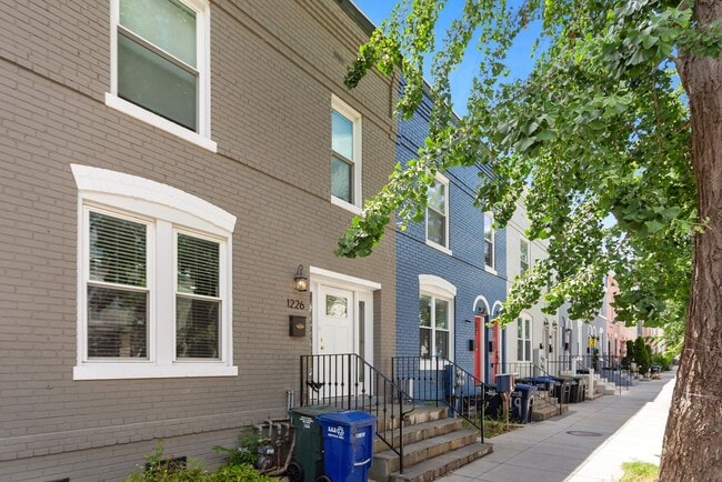 Photo - Available Now! 5 Minute Walk From Nats Par...