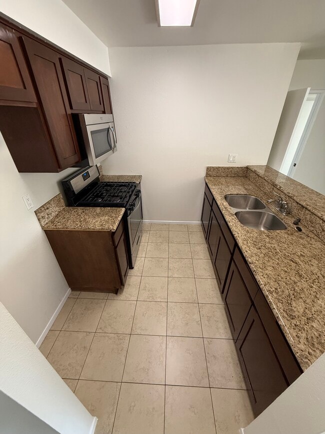 Building Photo - 1357 Armadale Ave Unit #9