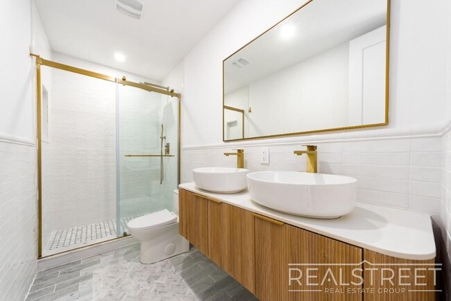 Photo - Brand New 4 bed 4 Bath Duplex with Garden in Williamsburg Unit 1