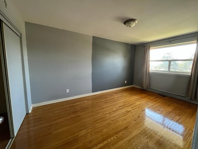 1st Large Bedroom - 70 Hucknall Rd