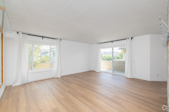 2BR, 2 BA - 990SF - Living Room - 3526 Keystone Ave