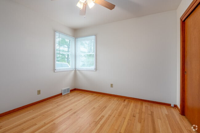 2BR, 1BA - 750SF - Bedroom