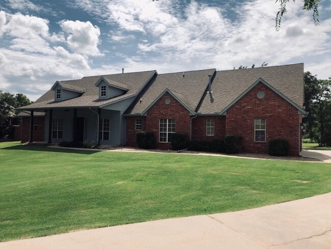 Photo - 4 bed + office + Bonus room/2nd Living ups...