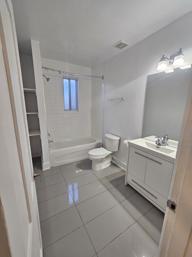 Photo - 1309 Gerrard St E Unit 2