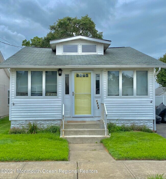 Building Photo - 1835 Fernwood Rd Rental