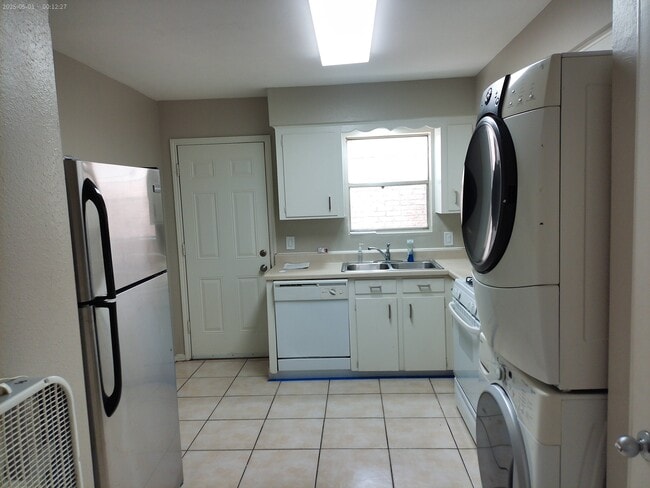 Photo - 1102 W Tri Oaks Ln