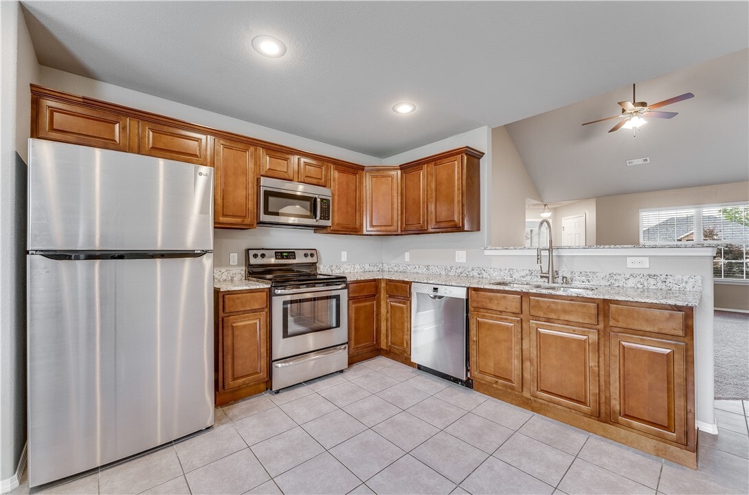 Photo - 705 SW River Rock St