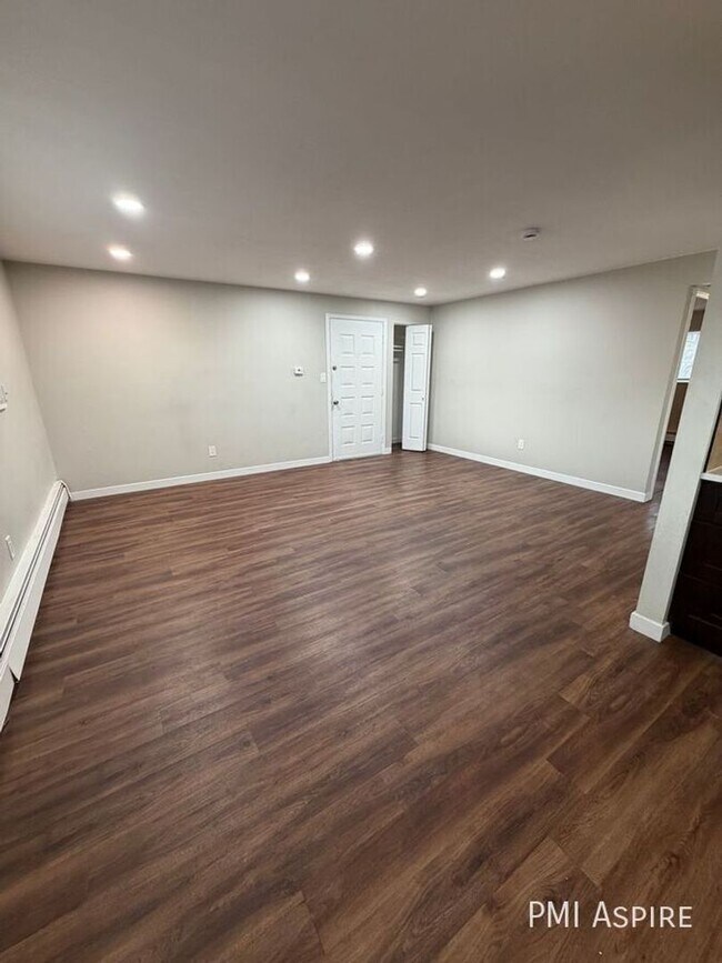 Photo - Spacious 1st Floor, 2 Bed, 1 Bath in Lakewood near Hwy 6! NEW MOVE IN SPECIAL!