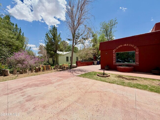 7404 Franklin Dr
