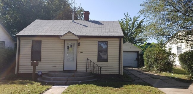 Building Photo - 2321 S Topeka St Rental
