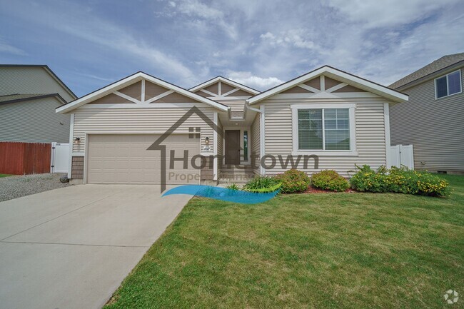 Building Photo - 3 Bedroom 2 Bathroom Home with Attached 2 ...