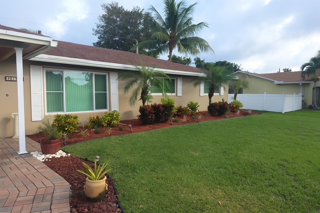 House angled front away - 44 W Arch Dr