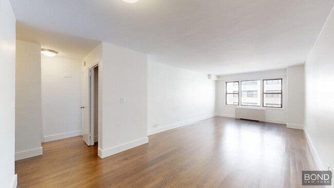 Building Photo - 220 E 63rd St Unit 8J Rental